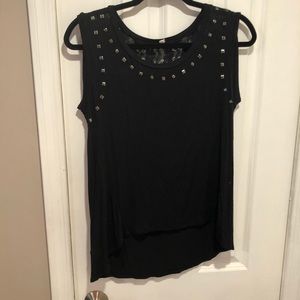 Lovely 153 top, no size looks M
